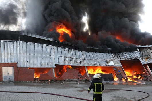 Brandweer bij een uitslaande brand