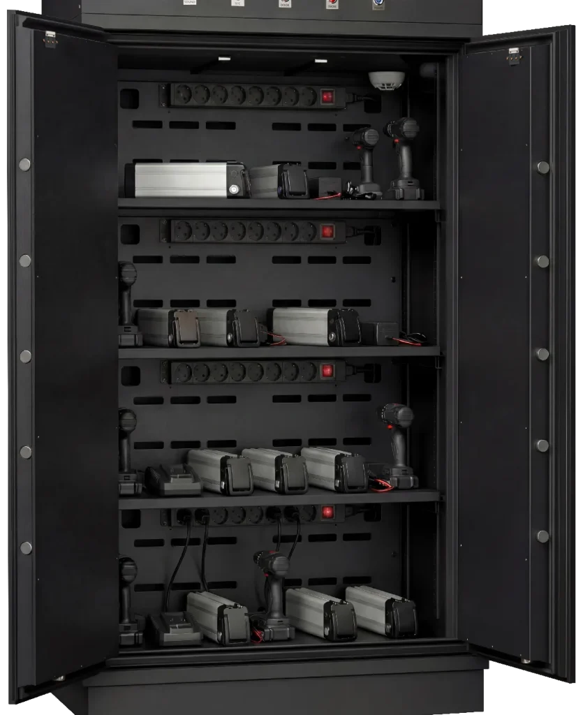 SafetyFirst BS-4K accukluis met accu's aan de lader