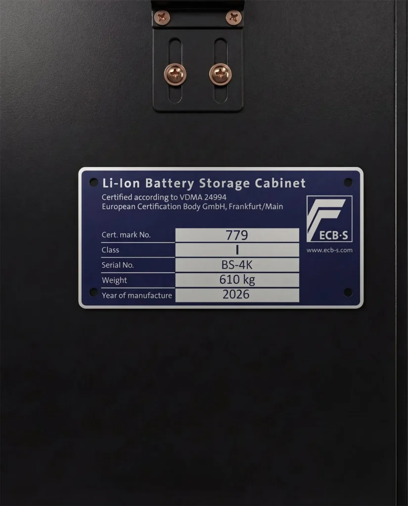 De typeplaat op de kluis: Li-Ion Battery Storage Cabinet, gecertificeerd volgens VDMA 24994 door European Certification Body, certificaatnummer 779, klasse I
