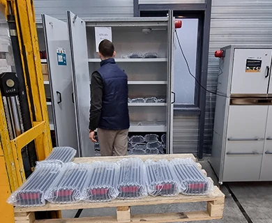Accu’s veilig opgeslagen en aan de lader in een SafetyFirst accukluis