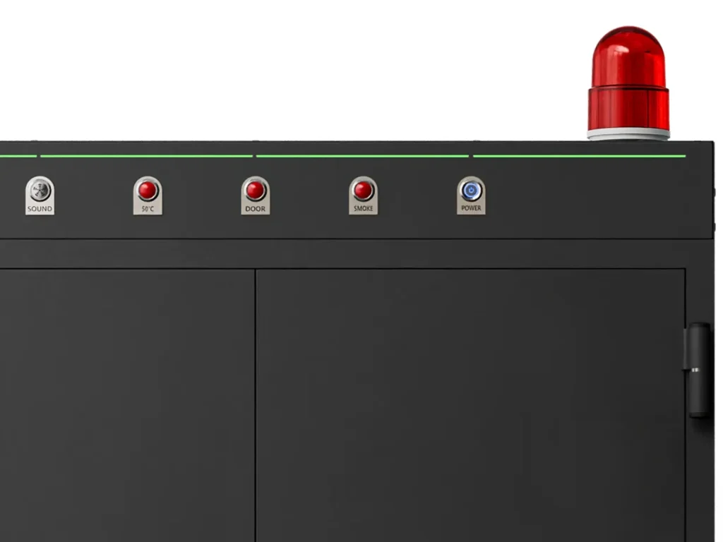 De bovenzijde van de BS-4K met het rode flitslicht en de rij meldlampjes, met de groene statusverlichting