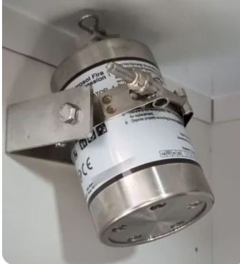 Het aerosol blussysteem, met een beugel in de kluis gemonteerd